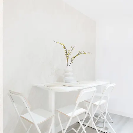 Апартаменты Stylish & Cozy In